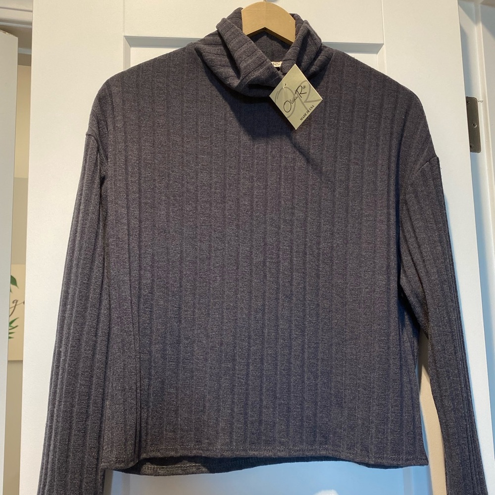 Color: grey
Size: medium
Fit: fitted, cropped
